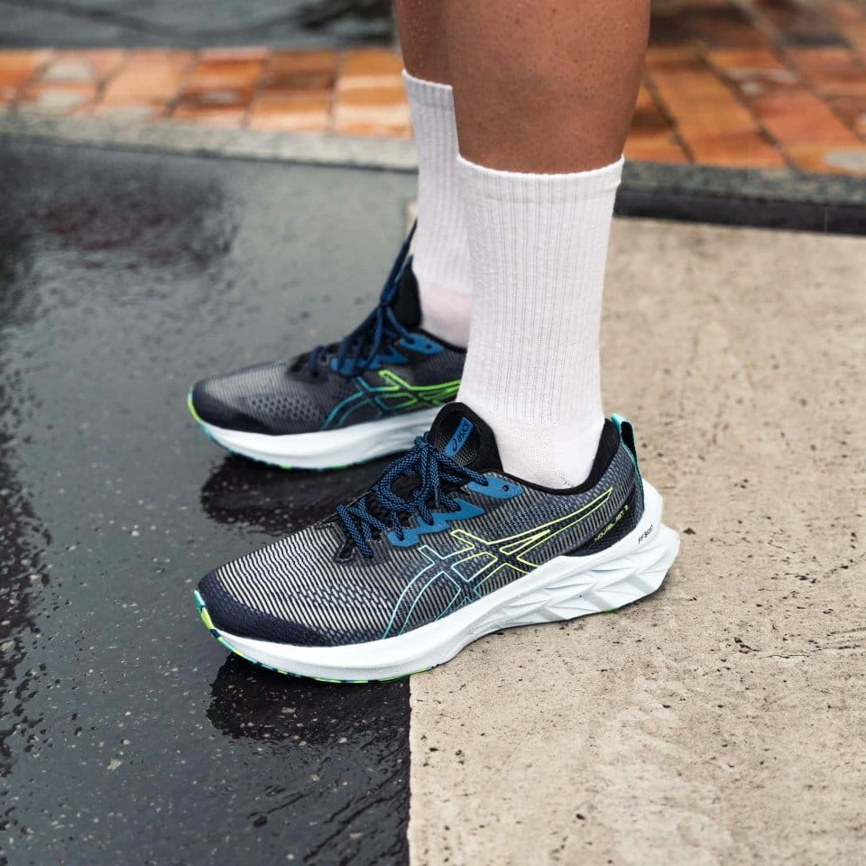 Running shoes Asics NOVABLAST 2 LE 2 Running shoes Asics NOVABLAST 2 LE - Image 2
